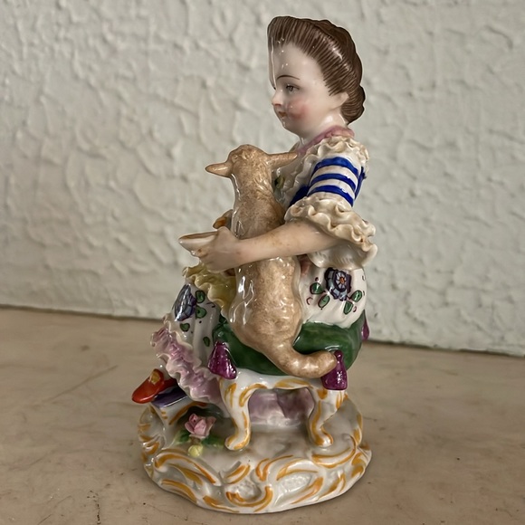Vintage Sitzendorf porcelain figurine of woman with lamb - Picture 3 of 7